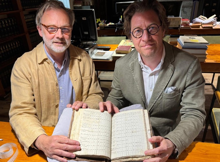 Koenraad Van Cleempoel Links En Yves Verspreet In Het Archief Van El Escorial