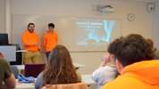 Studenten presenteren experimenten.