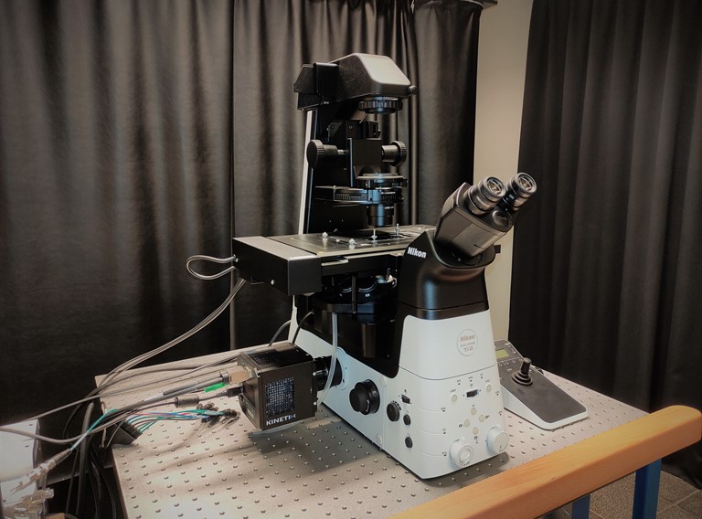 Picture of a Nikon Ti2e microscope equipped with a Photometrics Kinetix sCMOS camera on the left side port..