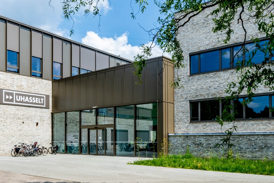 Gebouw REVAL Voorkant ,Klein