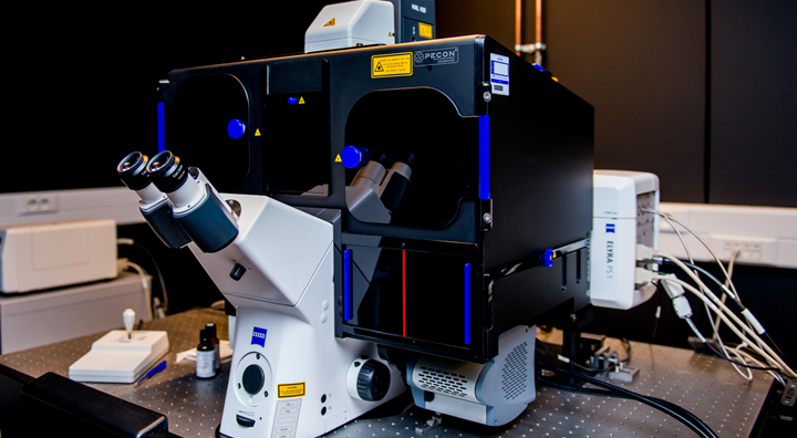 Picture of a Zeiss AxioObserver microscope stand, equipped with a dark PECON incubator and an Elyra PS.1 superresolution imaging module.