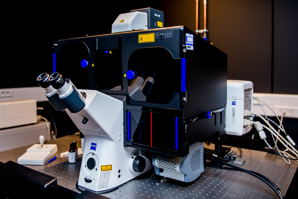 Picture of a Zeiss AxioObserver microscope stand, equipped with a dark PECON incubator and an Elyra PS.1 superresolution imaging module.