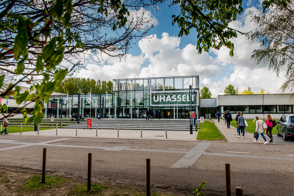 Gebouw D Mooi Weer April 1