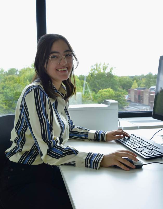 Nisa Sevencan werkt op de computer.