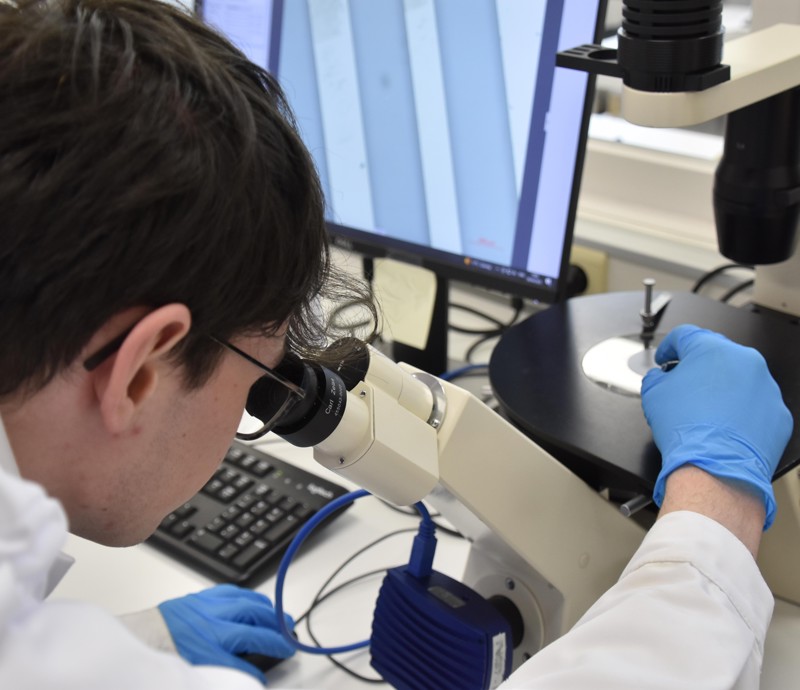 Student met microscoop