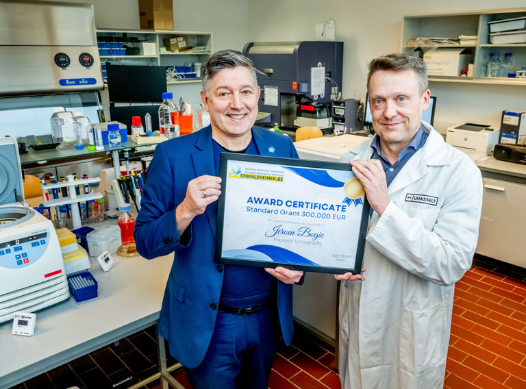 Joost Martens (Stichting Stop Alzheimer) & Prof. Dr. Jeroen Bogie