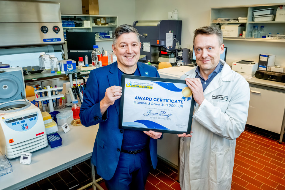 Joost Martens (Stichting Stop Alzheimer) & Prof. Dr. Jeroen Bogie