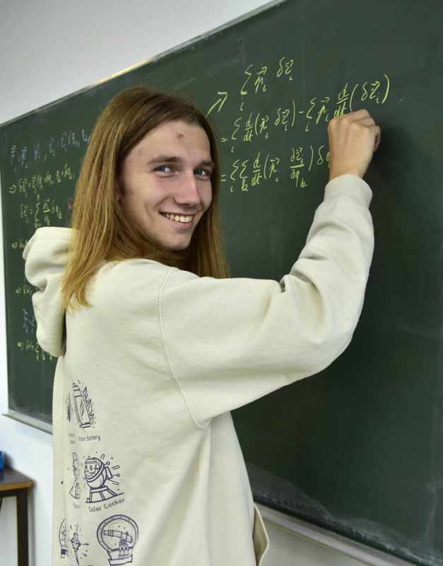 Jonas Koolen schrijft op een krijtbord.