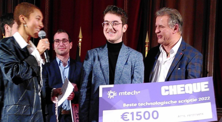 Arno Verstraeten receives the cheque that comes with his mtech+prijs