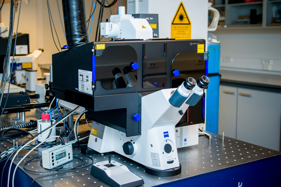 Picture of a Zeiss AxioObserver Z1 microscope stand equipped with a dark PECON incubator. An LSM880 confocal microscope scanhead is attached to the rear port and a BiG.2 detector unit is attached to the right side port..